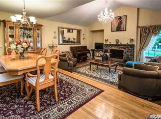 1 Millford Dr, Locust Valley, NY 11560