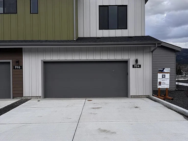 994 E Railroad Ave — Photo 2