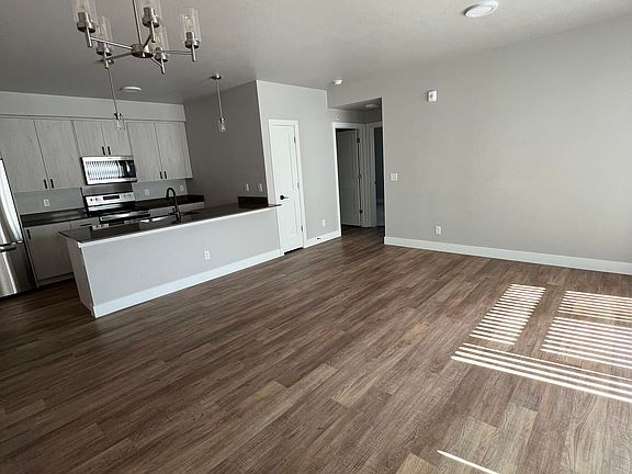 5th image of 922 Sunset St #204