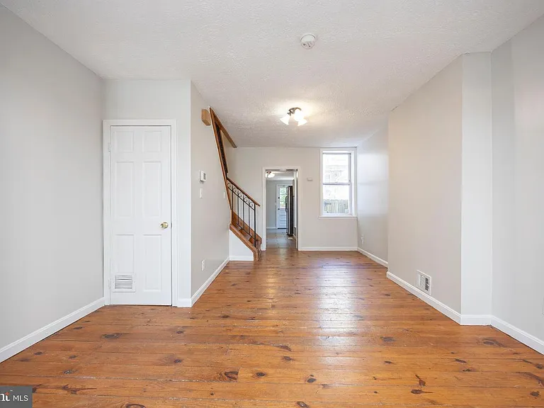 206 E Cross St — Photo 6