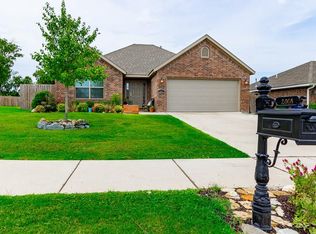 2008 N Wakefield St, Siloam Springs, AR 72761