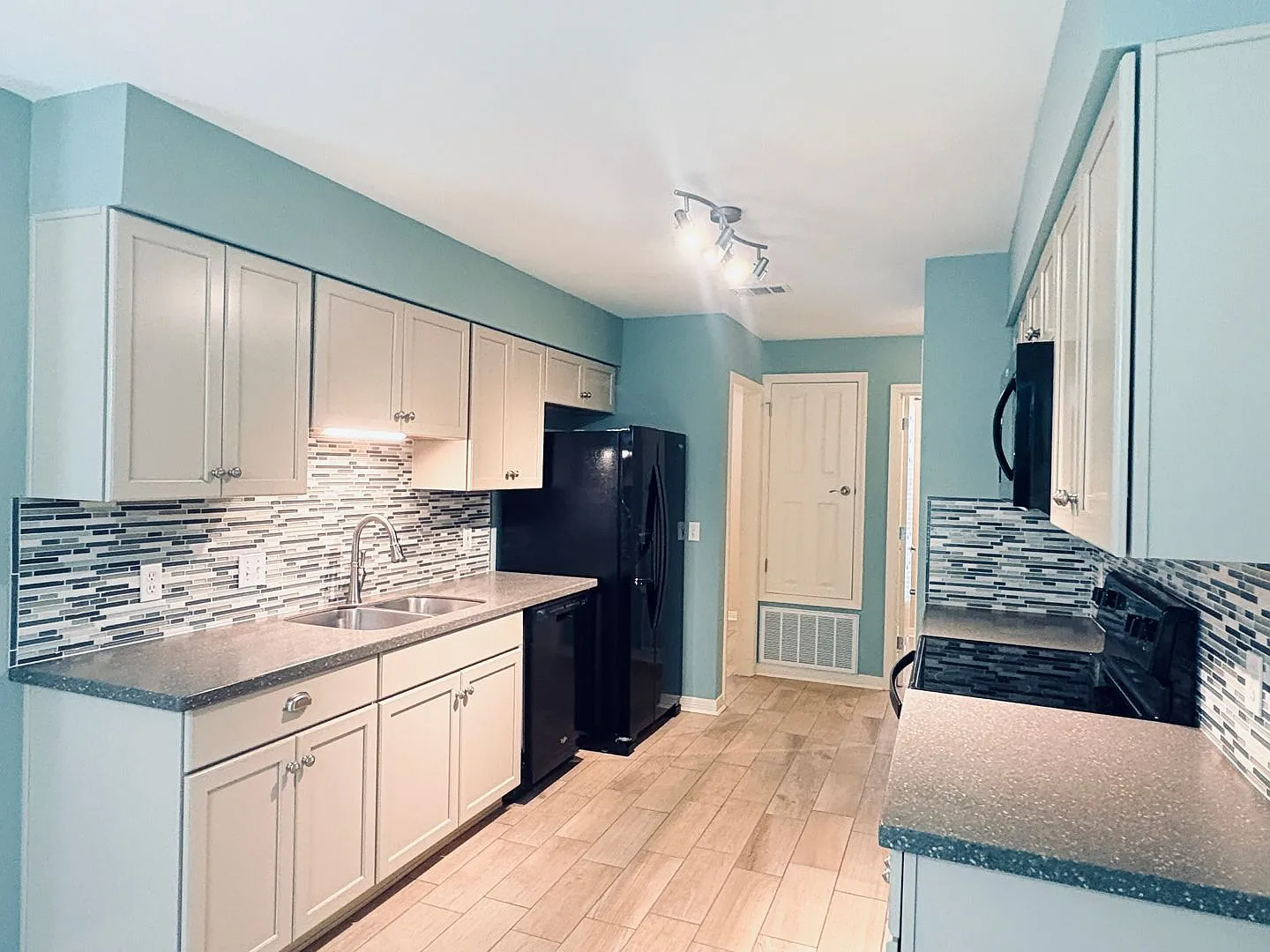 Spacious 3/2 Split Floor Plan with Flexible Living Space - Near NAS — Photo 3