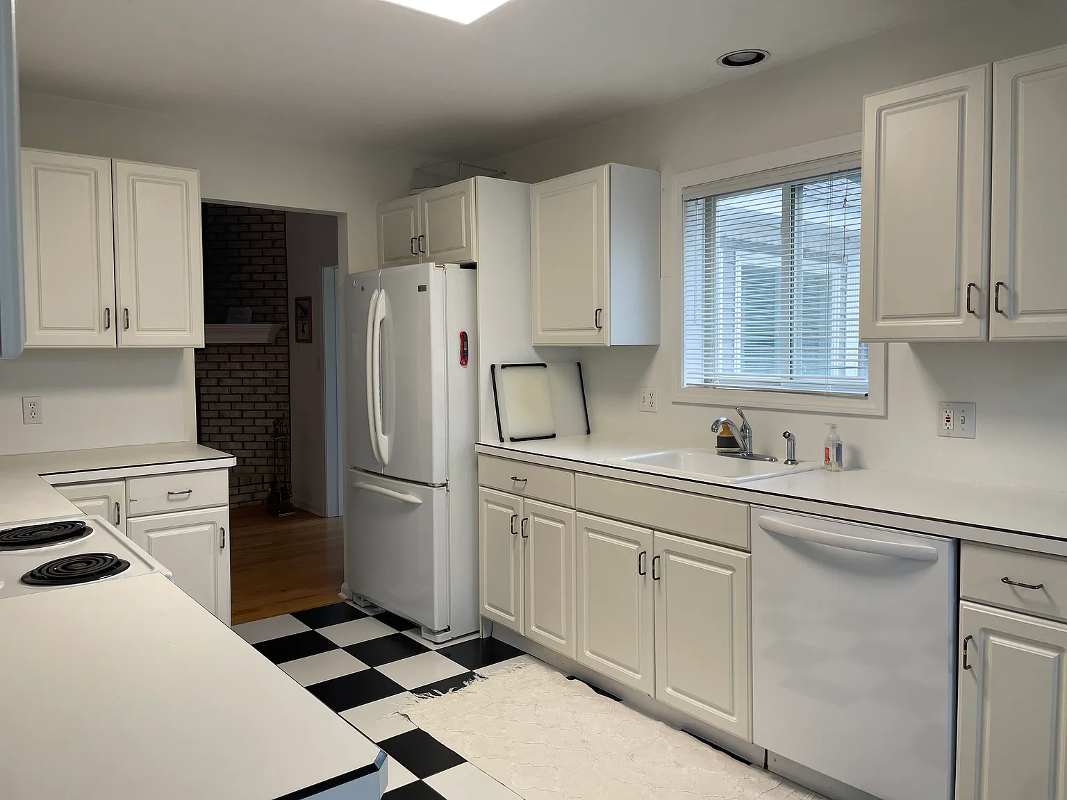 2 bed, 2.5 bath, 1800 sqft, $3,800 — Photo 2