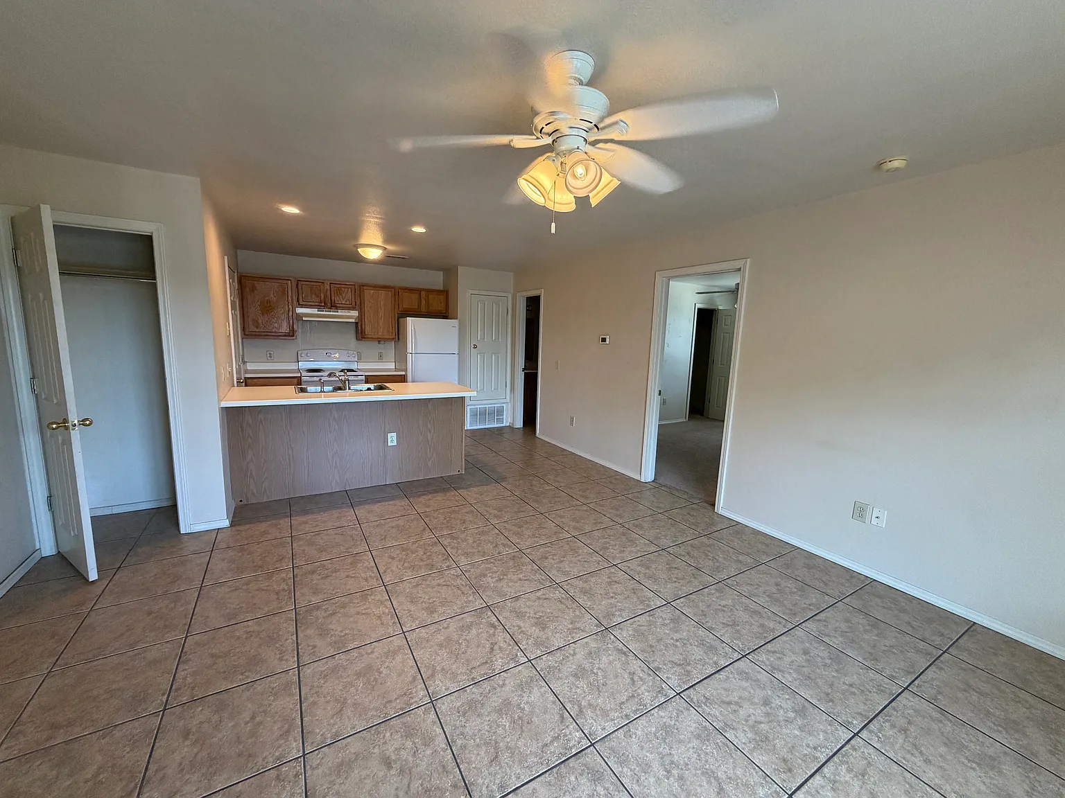 2 bed, 700 sqft, $1,045 — Photo 2