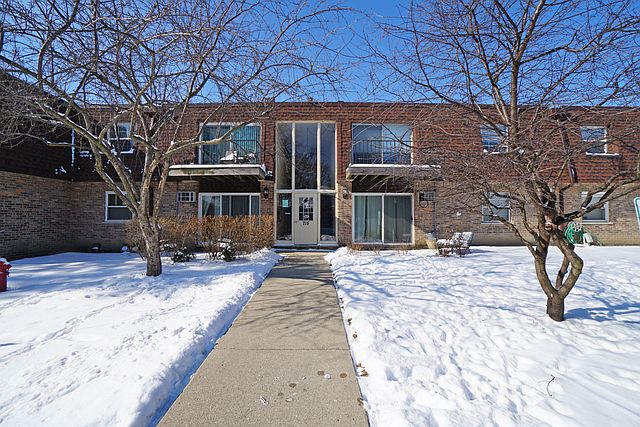 1st image of 715 Grove Dr APT 207