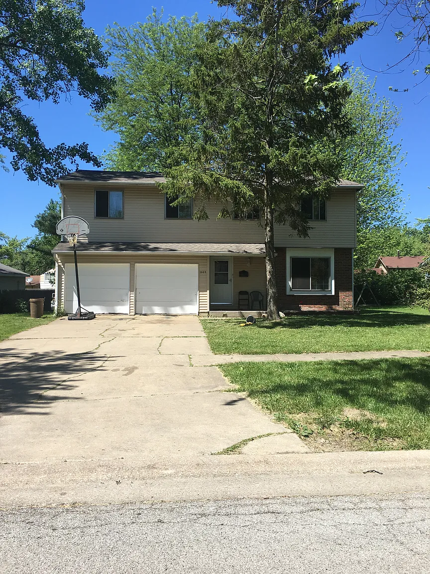 1064 Amherst Ln photo 1