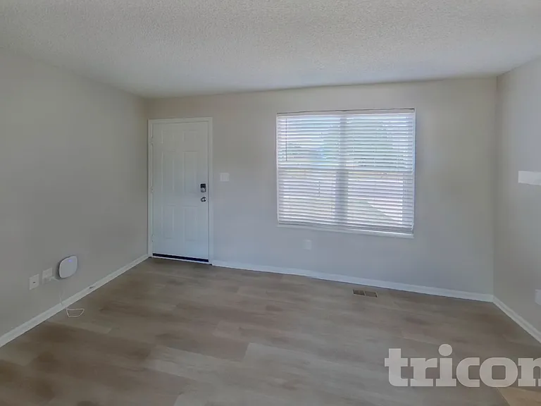 1075 Keith Dr — Photo 2