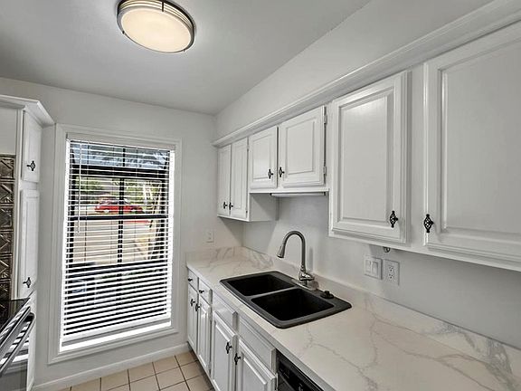 5th image of 1311 Antoine Dr APT 211
