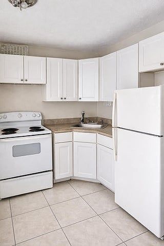 1st image of 420 SE 22nd St APT 2