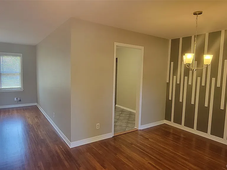 1122 E 48th Pl — Photo 2