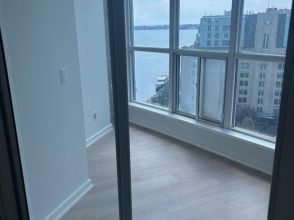 4th image of 8 York St #1511