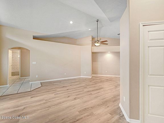 5th image of 2537 Evergreen Ave