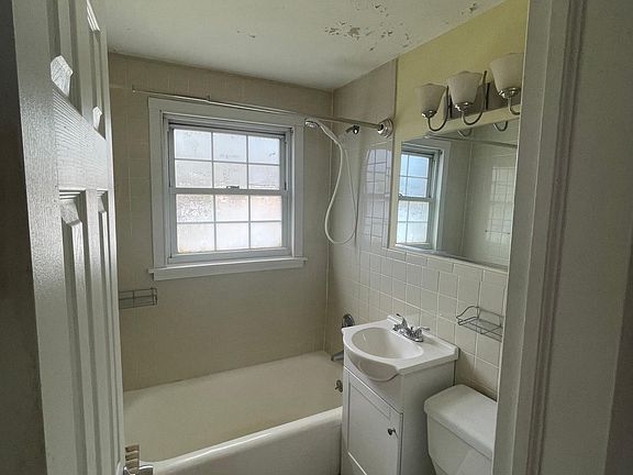 5th image of 35 Colony Rd #2A