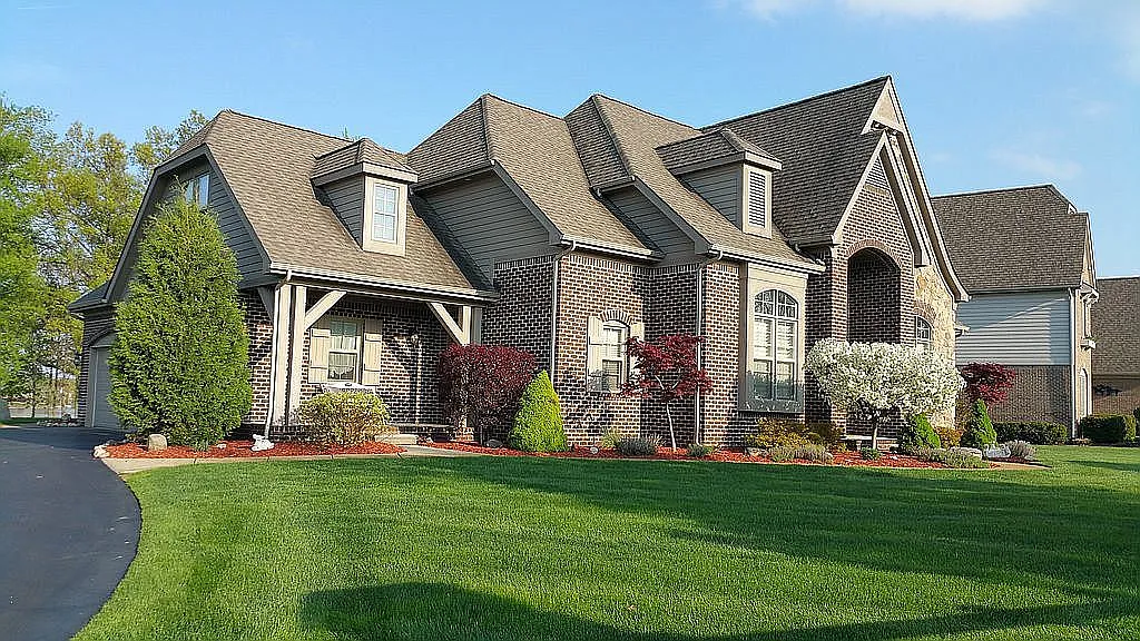 9368 Softwater Woods Dr photo 1
