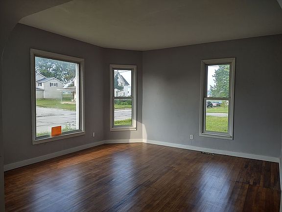 2nd image of 211 W Oxford St