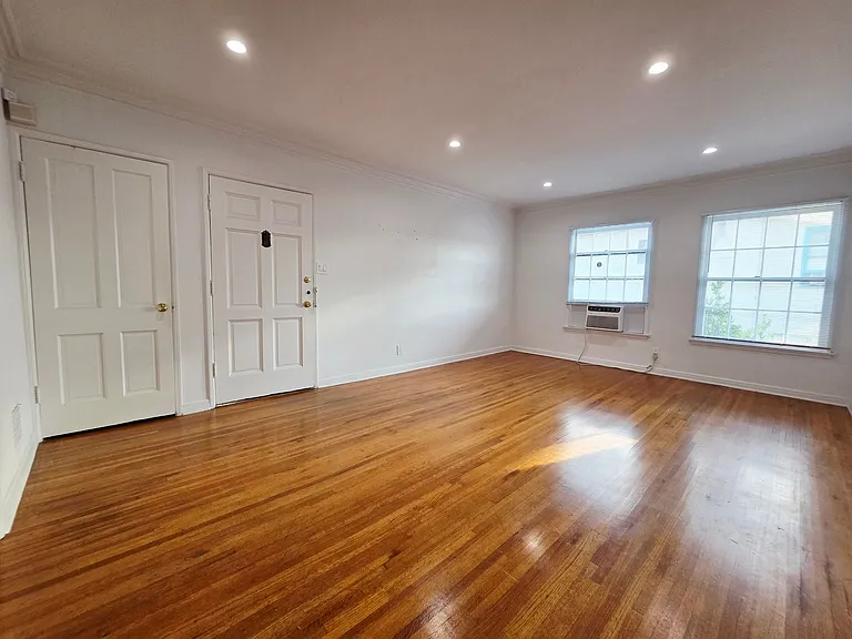 701 S Wilton Pl — Photo 2