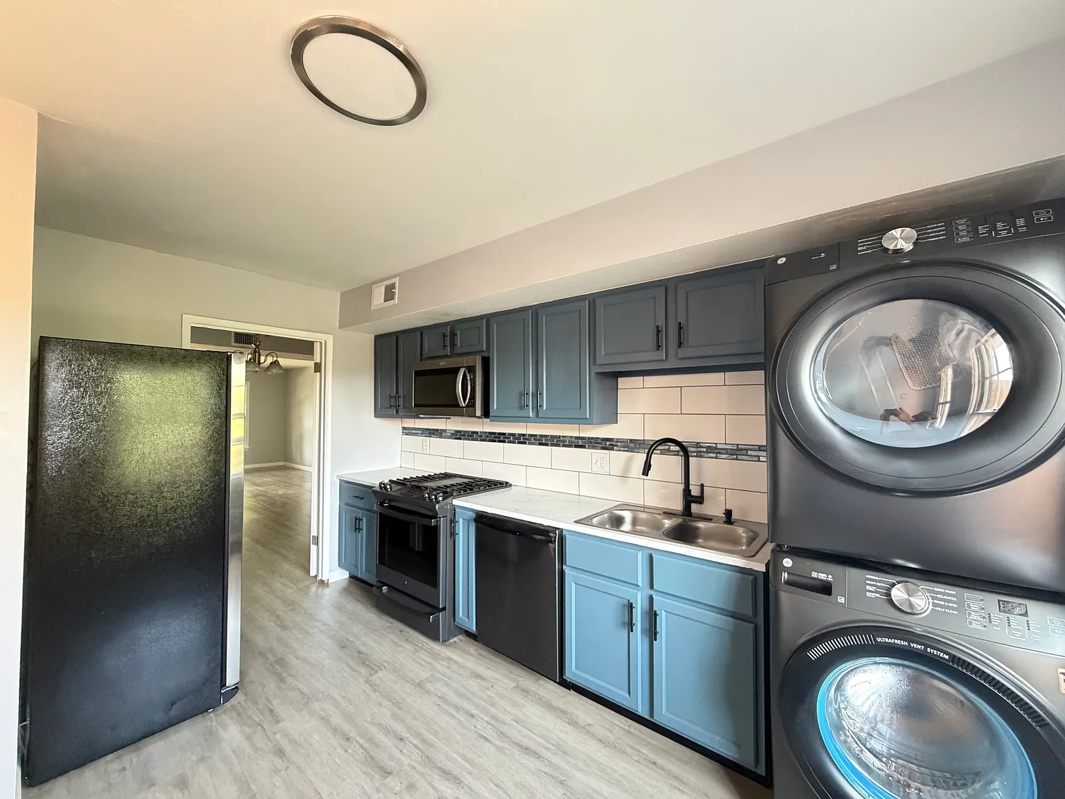 3 bed, 1100 sqft, $2,050 — Photo 1