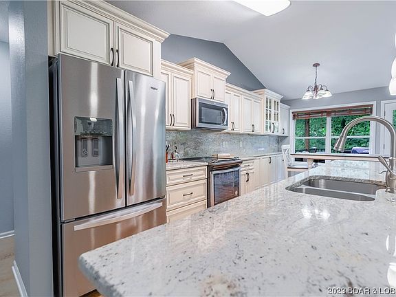 4th image of 260 Evergreen Dr