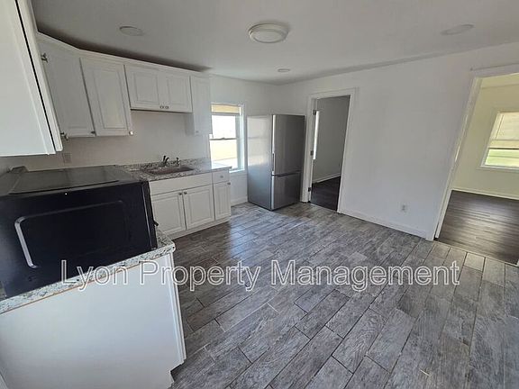 4th image of 94 Webster Ave Floor 1