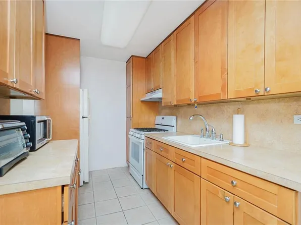 2630 Cropsey Avenue image 12 of 21