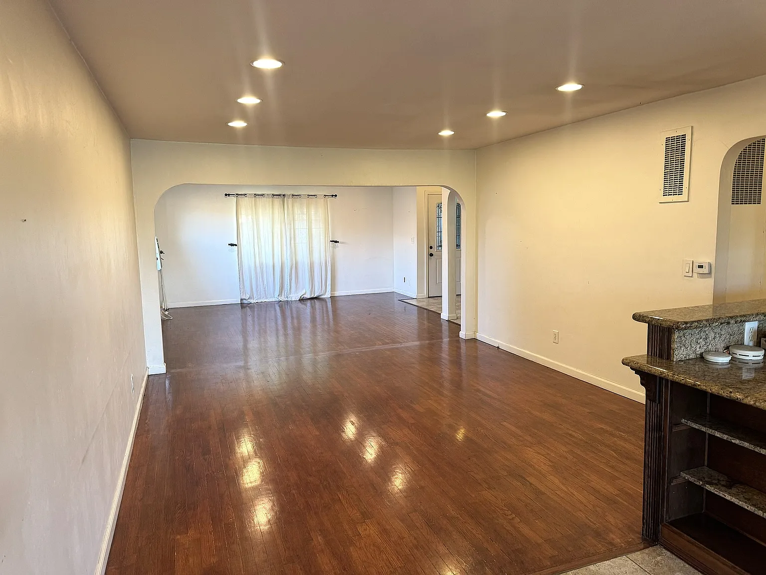 3 bed, 1400 sqft, $5,295 — Photo 3