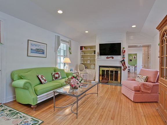 2nd image of 855 Longwood Dr