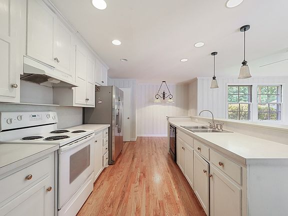 3rd image of 111 Blue Hills Ct