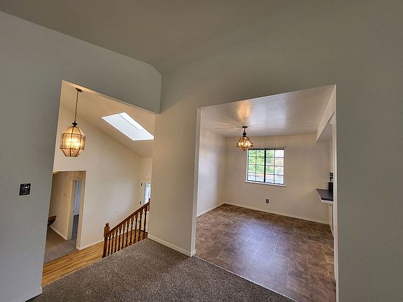 5th image of 1095 Robin Cir