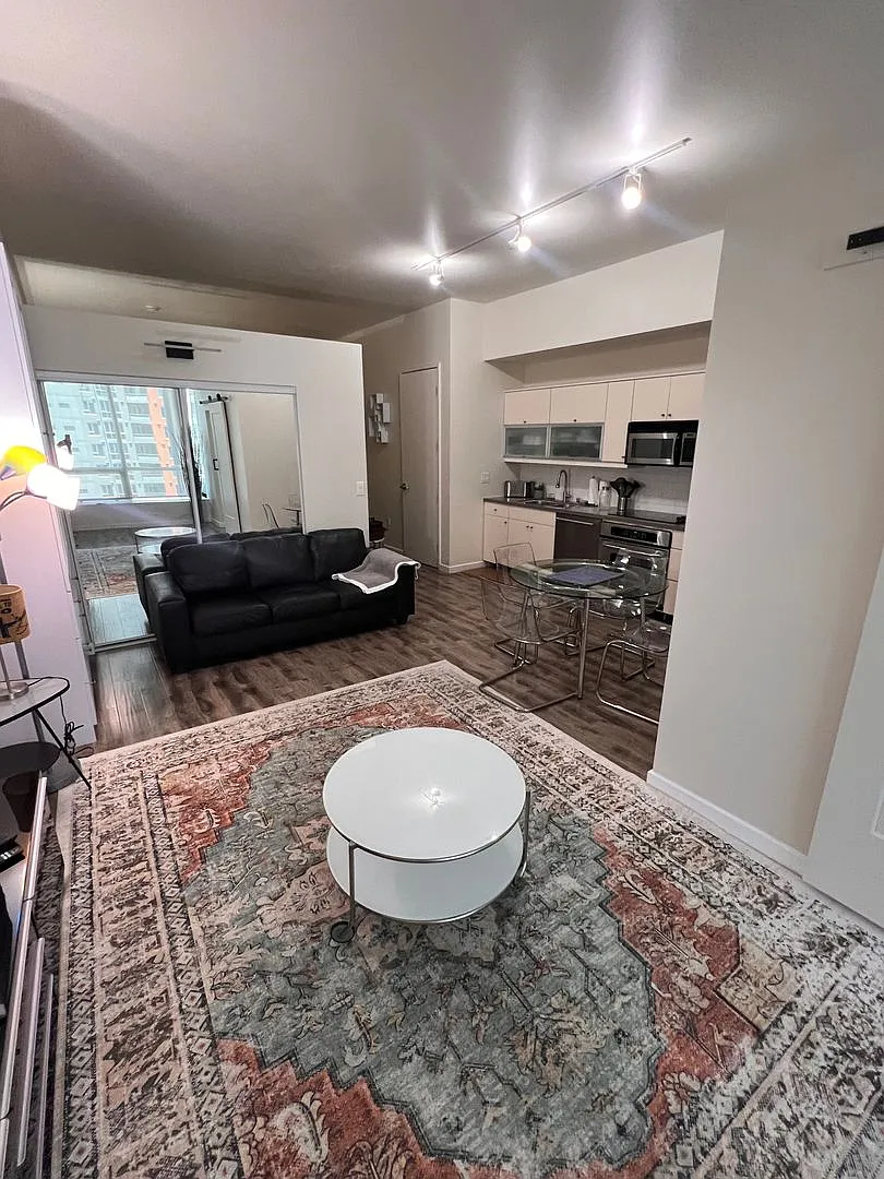 Urban Fully Furnished 2 bedroom 1.5 bath in the amazing 350 W Ash building — Photo 3