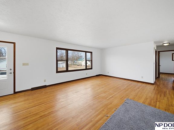 5th image of 921 E 8th St