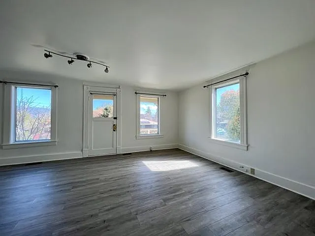 406 W 10th St — Photo 15