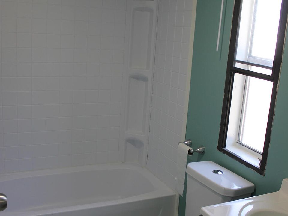 7th image of 576 Jessica St SE