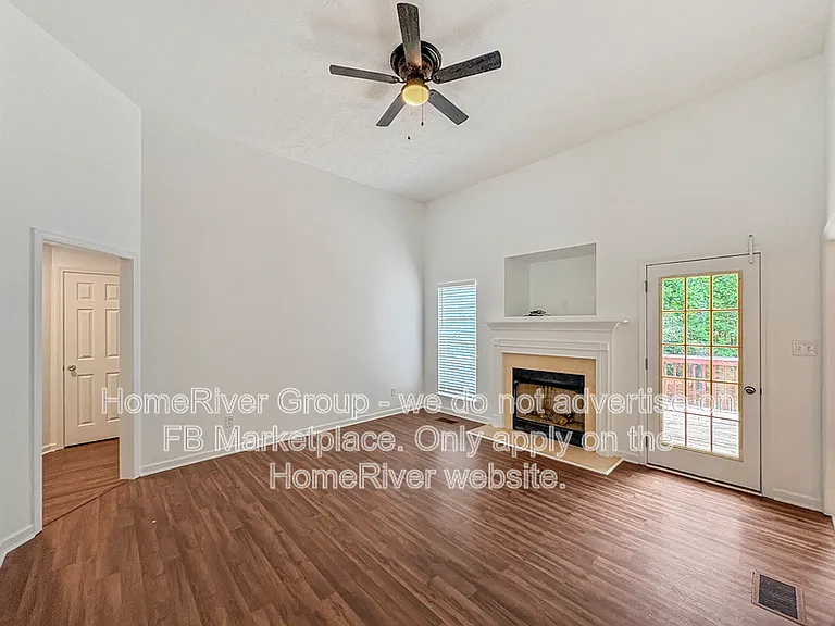 72 Elaine Dr — Photo 2