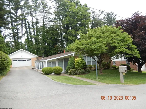 1704 Kendall Dr, Fairmont, WV 26554
