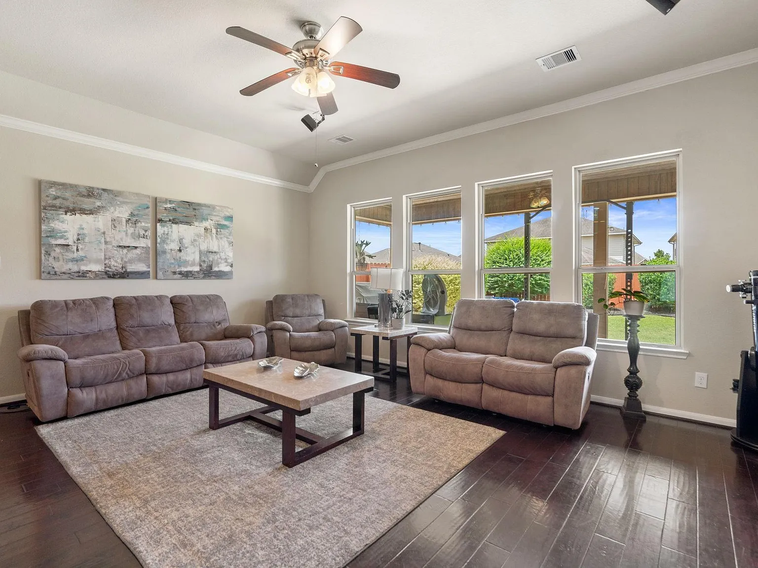 3 bed, 2.0 bath, 2051 sqft, $2,450 — Photo 3