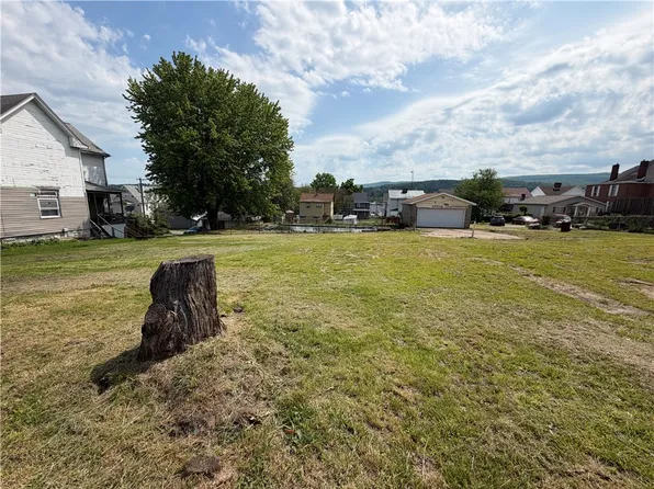 317 S 9th St, Connellsville, PA 15425