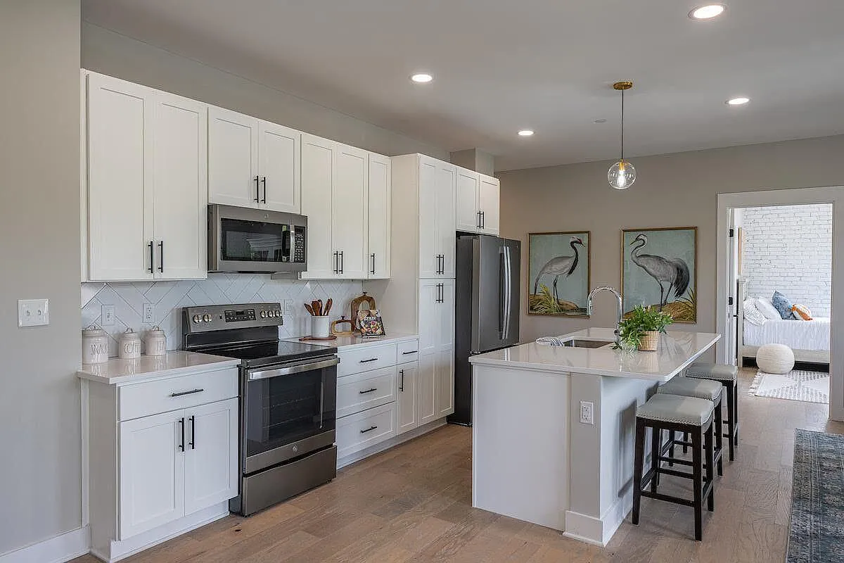 3 bed, 3.0 bath, 1415 sqft, $5,400 — Photo 1
