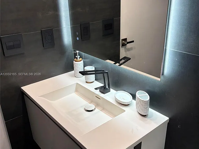 5900 Collins Ave #702 — Photo 32