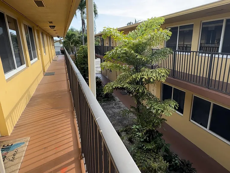 1733 Mayo St #8 — Photo 4