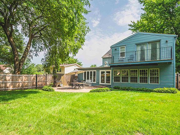 3rd image of 3011 Valley Dr