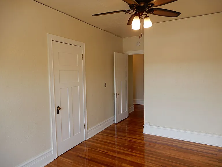 Lucretia Court Apartments — Photo 17