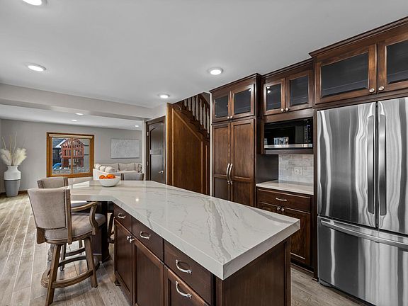 3rd image of 4687 Parkridge Dr