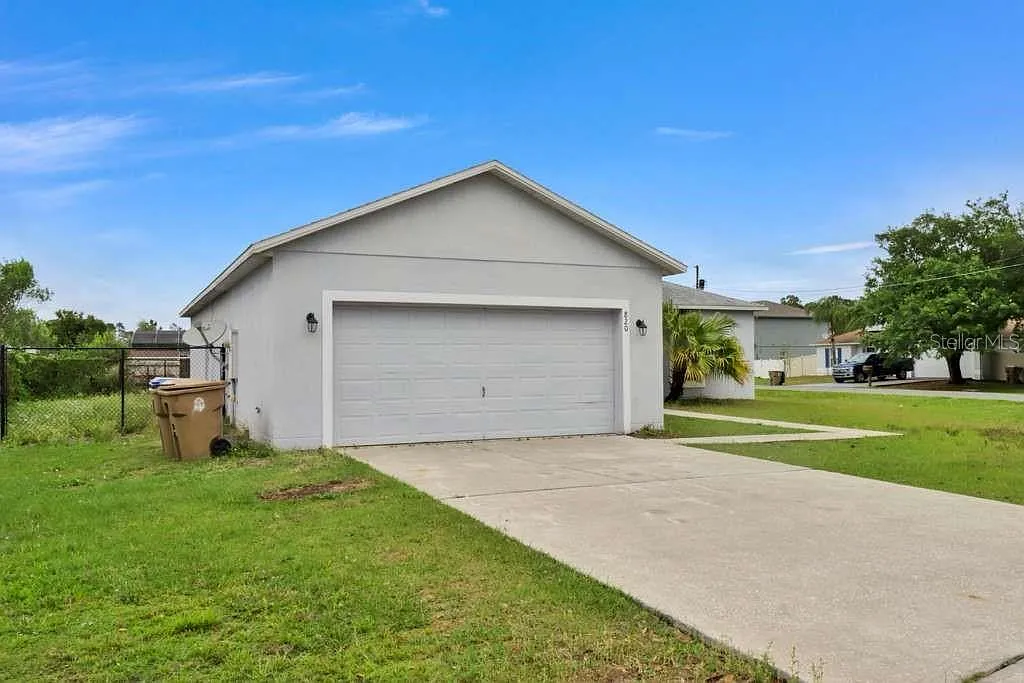 3 bed, 2.0 bath, 1383 sqft, $2,300 — Photo 4