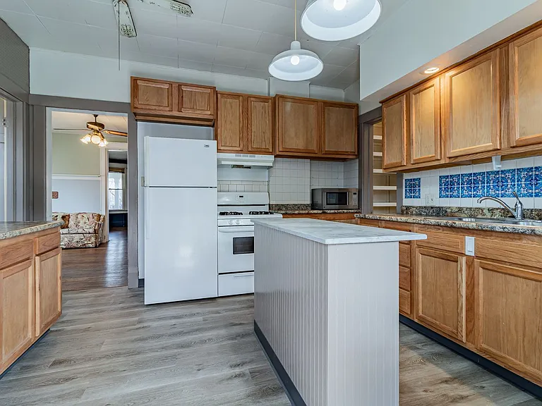 311 W Green St — Photo 14