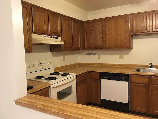 W69N905 Evergreen Ct — Photo 5
