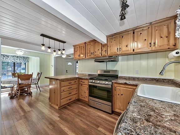 3rd image of 896 Tanglewood Dr