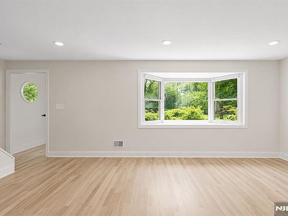5th image of 111 E Prospect St