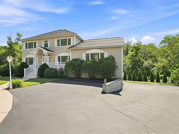 3rd image of 9 Sullivan Cir
