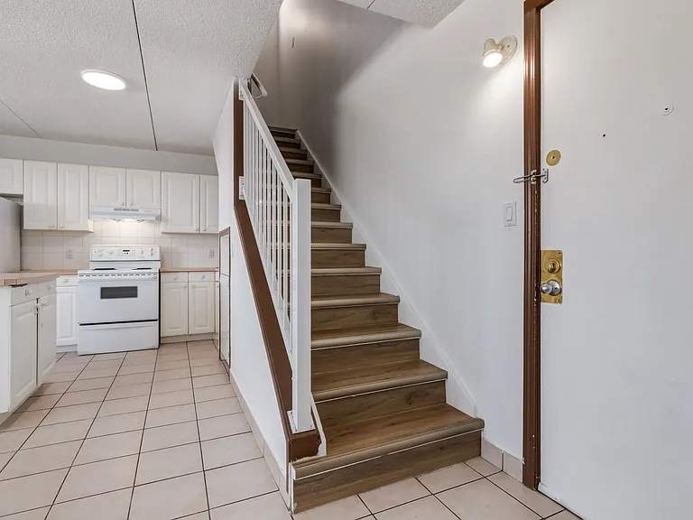 10 Frobisher Blvd SE — Photo 38