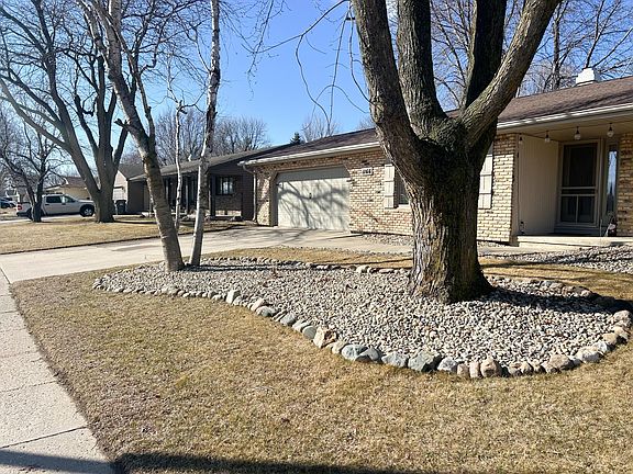 4th image of 1166 Maplewood Dr